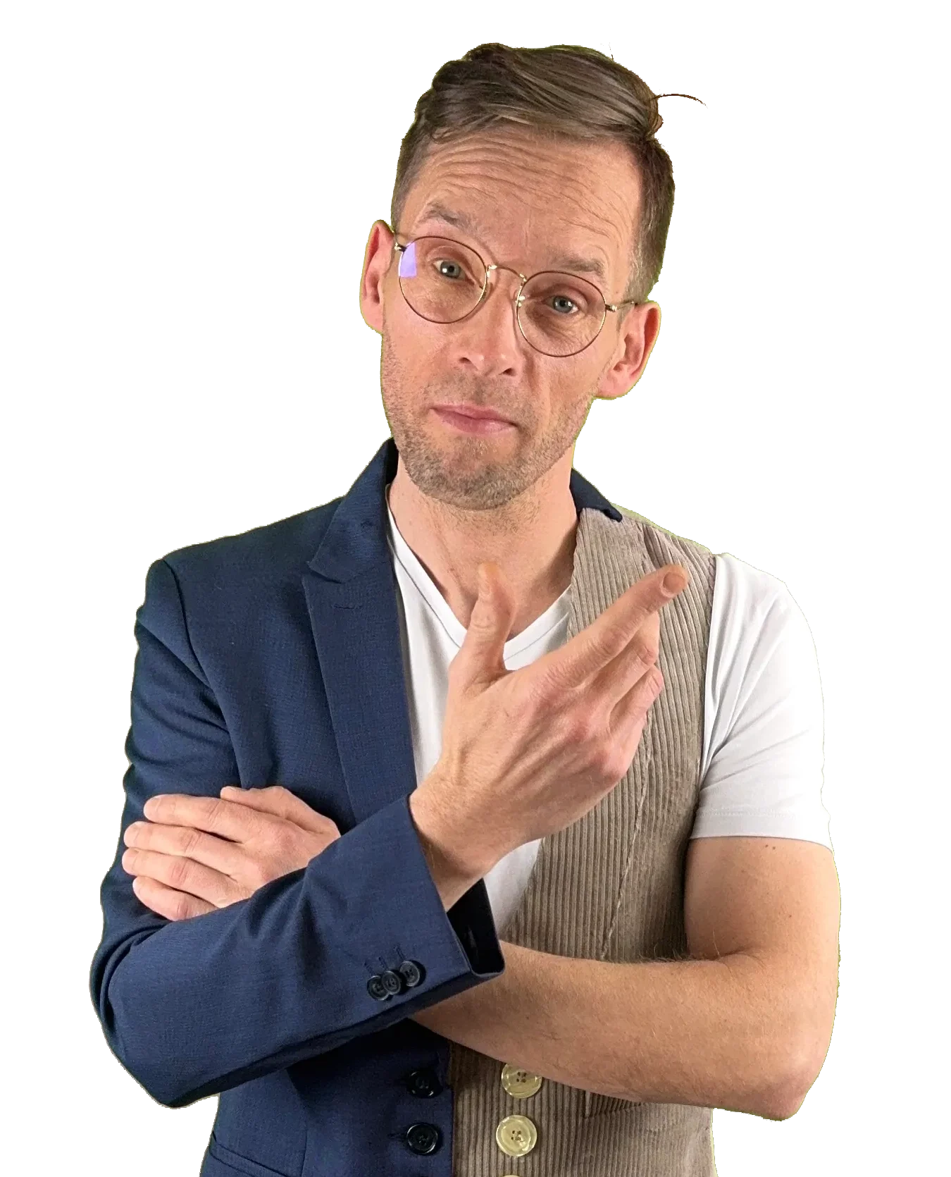 Henry mit Brille, halb im Sakko und halb in Arbeitskleidung, mit verschränktem Arm und einer nach oben gerichteten Zeigegeste