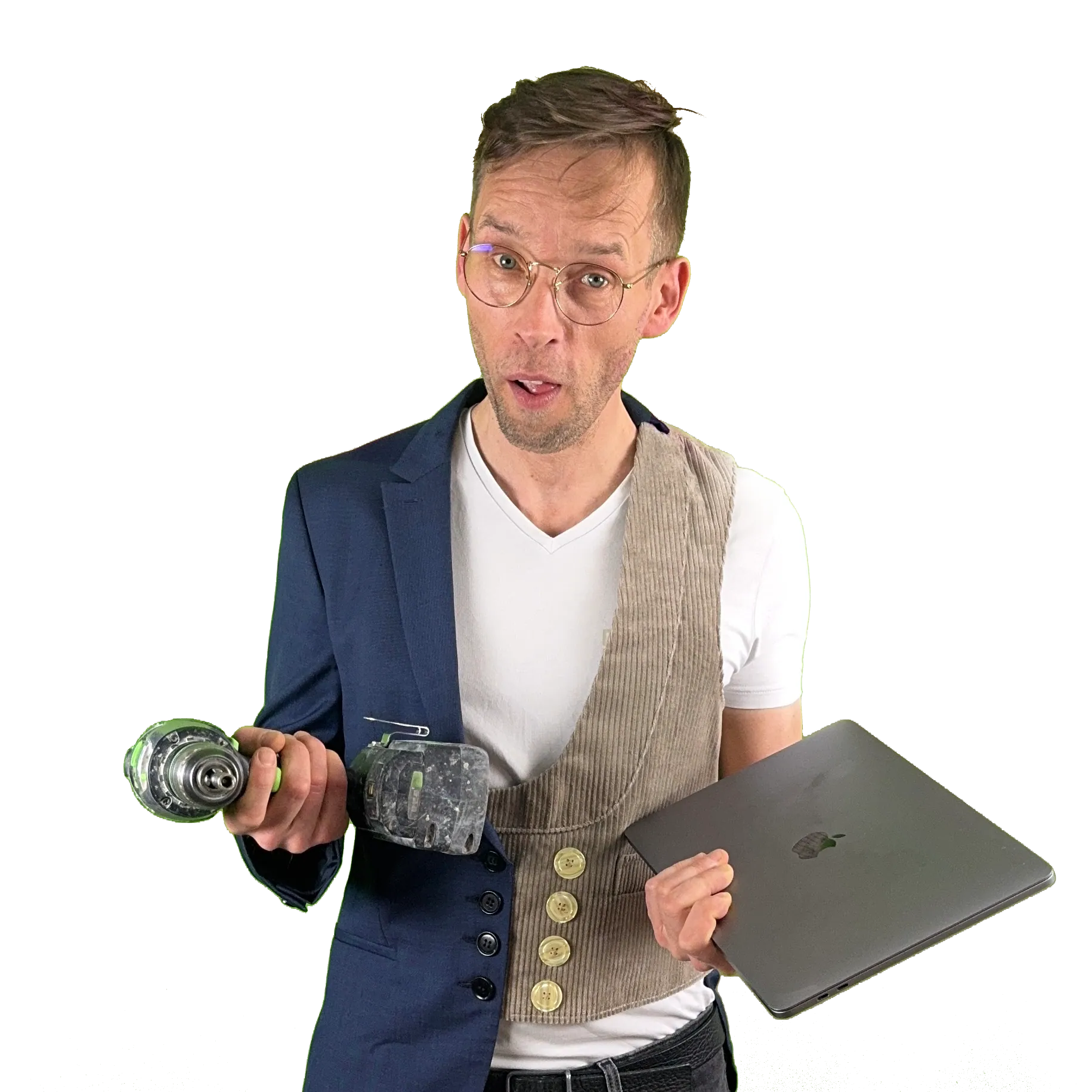 Henry mit Brille, halb im Sakko und halb in Arbeitskleidung, hält einen Akkuschrauber in der einen und ein Laptop in der anderen Hand