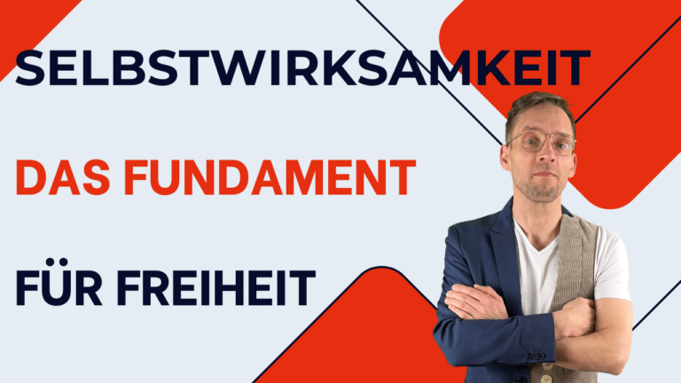 Henry mit verschränkten Armen neben dem Text „Selbstwirksamkeit, das Fundament für Freiheit“.