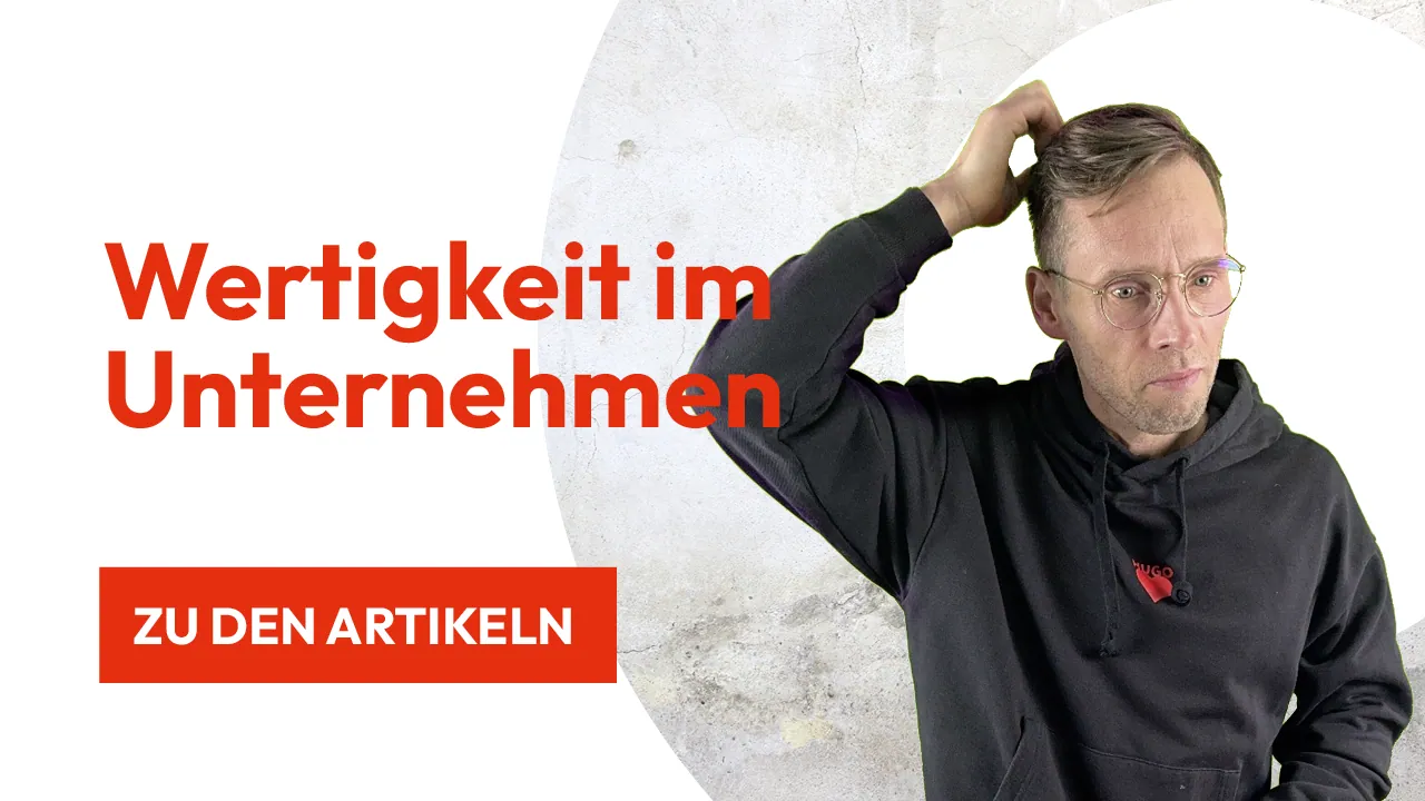 Henry schaut zufrieden. weil er dem Bildtitel gefolgt ist und seinen Unternehmenswert durhc Bildung gesteigert hat.