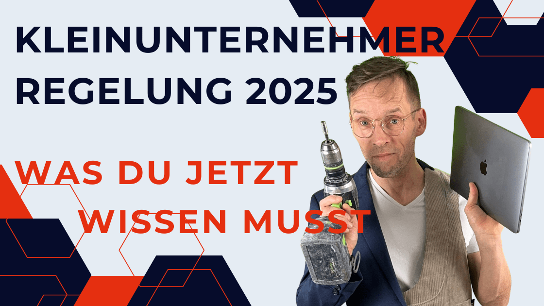 Henry auf der rechten Seite. In der Hand hält er einen Akkuschrauber und ein Laptop, daneben die große Überschrift „Kleinunternehmerregelung 2025, was du jetzt wissen musst“