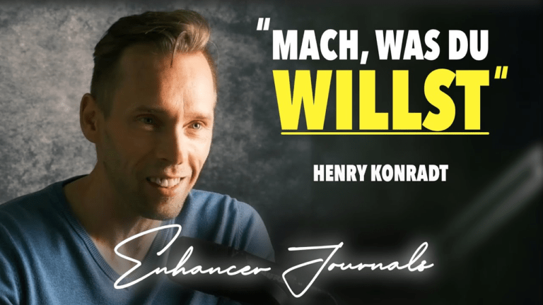 Podcast Thumbnail von Enhancer Journals mit Rifay und Gast Henry Konradt. Zu sehen ist Henry Konradt vor Mikrofon mit dem Titel „Mach, was du willst“. Das Bild steht inhaltlich für Eigenverantwortung, Freiheit und Visionär sein.